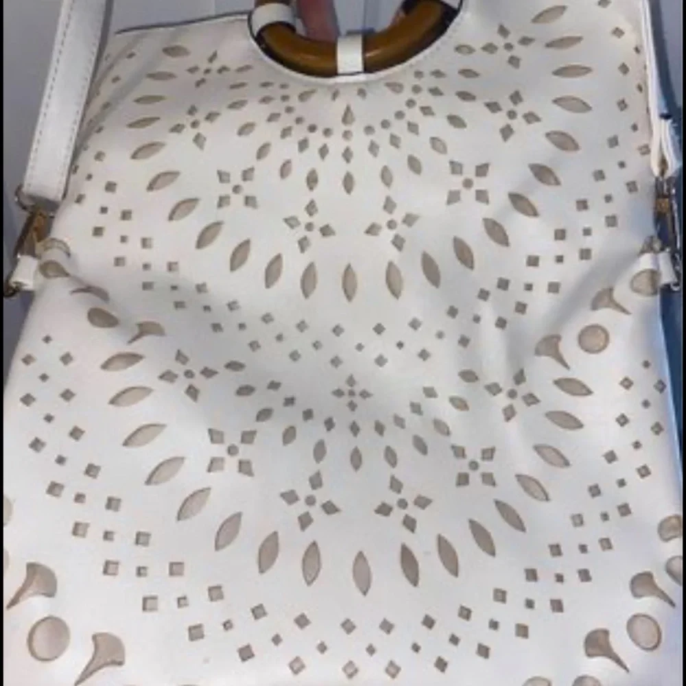 White patterned purse - Picture 4 of 4